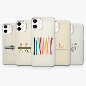 Könnte beinhalten: Fünf transparente Smartphone-Hüllen in einer Reihe, jede mit einem einzigartigen grafischen Design. Die Motive zeigen ein Faultier auf einem Surfbrett, Figuren mit Hibiskusblüten als Köpfe, bunte Surfbretter, eine Sonne und einen Hahn.