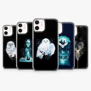Könnte beinhalten: Fünf transparente Smartphone-Hüllen mit dunklen, fantastischen Grafikdrucken. Die Motive zeigen eine weiße Eule, eine menschliche Silhouette, ein leuchtendes offenes Buch, eine Burg und einen Hirsch mit Brille auf tiefschwarzem und blauem Grund.