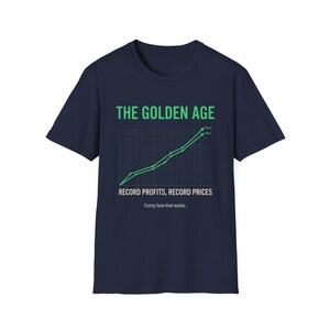 Op de afbeelding: Een marineblauw t-shirt met korte mouwen voorzien van een afbeelding met de tekst THE GOLDEN AGE in het groen, een lijngrafiek met opwaartse trends, de tekst RECORD PROFITS, RECORD PRICES en de kleinere tekst Funny how that works.