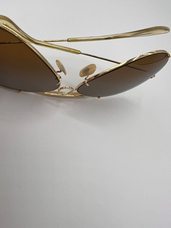 Порно қыз қолымен өзін сипап жатыр видео