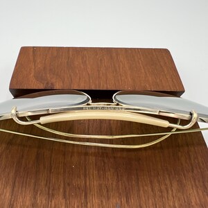 K&ouml;nnte beinhalten: Goldfarbene Ray-Ban USA Aviator-Sonnenbrille mit cremefarbenem Nasensteg und verspiegelten Gl&auml;sern.