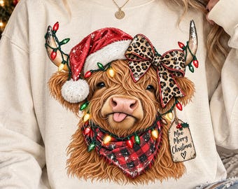 Vache des Highlands de Noël (PNG), Vache des Highlands de Noël (PNG), Vache mignonne avec nœud léopard (PNG), Vache illuminée de Noël (PNG), Ambiance chaleureuse pour les fêtes (PNG), Tendance virale (PNG)