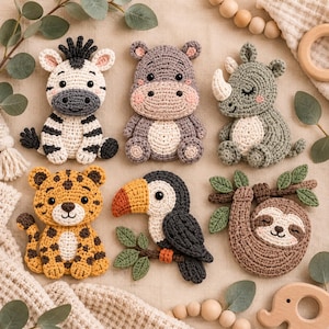 Peut inclure: Un ensemble de six appliqués en crochet représentant un zèbre, un hippopotame, un rhinocéros, un léopard, un toucan et un paresseux. Chaque figurine est réalisée en fil de couleurs noir, blanc, gris, jaune, marron et vert avec des yeux noirs.