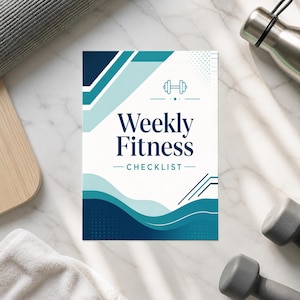 Peut inclure: Une carte rectangulaire en papier avec le texte Weekly Fitness CHECKLIST en bleu foncé et bleu sarcelle. Le design comprend une icône d'haltère, des formes géométriques et des lignes ondulées dans des tons de bleu, sarcelle et blanc.