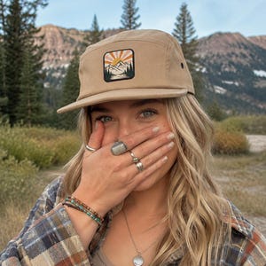 Campingkeps med fem paneler | Hatt med bergssolnedgångsmönster | Kakifärgad vandringskeps | Ostrukturerad naturhatt | Granola Girl Co.