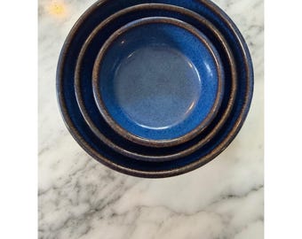 Ensemble de 3 bols gigognes en grès émaillé bleu cobalt, signés CR MT.