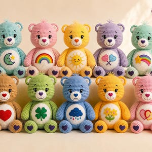 Puede incluir: Diez osos de peluche tejidos a ganchillo en varios colores pastel, cada uno con un emblema bordado único en la barriga, incluyendo luna, arcoíris, sol, corazones, trébol, nube y flores. Tienen almohadillas en forma de corazón de color morado oscuro.