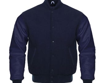Pode incluir: Um casaco varsity azul-marinho com corpo em mistura de lã e mangas contrastantes. O casaco inclui gola, punhos e bainha canelados, fecho frontal com botões de pressão e dois bolsos laterais. O design é totalmente azul-marinho.