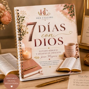 Puede incluir: Un libro devocional de espiral titulado 7 Días con Dios, con una portada en tonos rosa suave y crema con detalles florales, letras doradas y un logotipo. La portada muestra el texto Estudio Bíblico y Desafío de Oración para Mujeres.