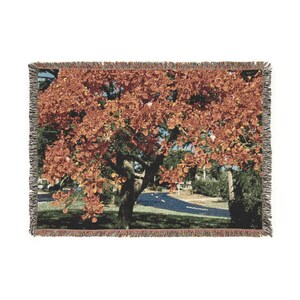 Gewebte Herbstbaumdecke (132 x 94 cm) | Walddecke mit Herbstlaubmotiv