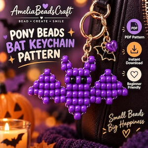 Puede incluir: Un llavero de murciélago hecho con cuentas de pony moradas y ojos de cuentas negras, unido a una anilla de metal dorado. El texto dice AmeliaBeadsCraft, PONY BEADS BAT KEYCHAIN PATTERN, PDF Pattern, Instant Download, Beginner Friendly, Small Beads Big Happiness.