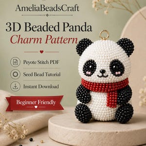 Puede incluir: Un patrón de dije de panda en cuentas 3D de AmeliaBeadsCraft. El texto dice 3D Beaded Panda Charm Pattern, Peyote Stitch PDF, Seed Bead Tutorial, Instant Download, Beginner Friendly y Cute. Compact. Beadable. El panda es blanco y negro con una bufanda roja.