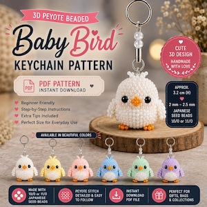 Könnte beinhalten: Ein 3D-Peyote-Perlen-Schlüsselanhänger-Muster eines Babyvogels in Weiß mit schwarzen Augen und orangefarbenem Schnabel. Der Text lautet 3D PEYOTE BEADED Baby Bird KEYCHAIN PATTERN, PDF PATTERN INSTANT DOWNLOAD und 3,2 cm (H) mit 2 mm - 2,5 mm japanischen Saatperlen.