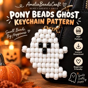 Op de afbeelding: Een spookvormige sleutelhanger gemaakt van witte en zwarte pony-kralen. De tekst luidt: AmeliaBeadsCraft, PONY BEADS GHOST KEYCHAIN PATTERN, Small Beads, Big Happiness, PDF Pattern, Instant Download, Beginner Friendly, Spooky Crafty Happy.