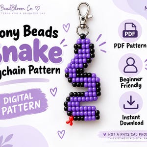 Op de afbeelding: Een digitaal patroon voor een slangen-sleutelhanger gemaakt van paarse en zwarte pony-kralen, met een zilveren karabijnsluiting. De tekst luidt: BeadBloom Co., Pony Beads Snake Keychain Pattern, Digital Pattern, PDF Pattern, Beginner Friendly, Instant Download.