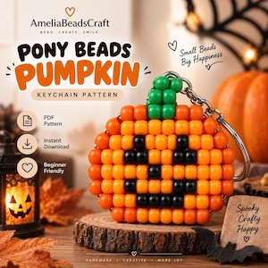 Op de afbeelding: Een pompoen sleutelhanger gemaakt van oranje, zwarte en groene pony kralen. De tekst op de afbeelding luidt AmeliaBeadsCraft, PONY BEADS PUMPKIN KEYCHAIN PATTERN, Small Beads Big Happiness, PDF Pattern, Instant Download, Beginner Friendly, Spooky Crafty Happy.