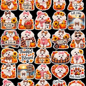 Puede incluir: Una colección de pegatinas con perros blancos esponjosos en entornos otoñales con calabazas, girasoles y accesorios a cuadros. El texto incluye Hello Fall, Cozy Season, Fall Vibes, Lula, Coffee Dogs Fall, Thankful & Blessed y Grateful Hearts.
