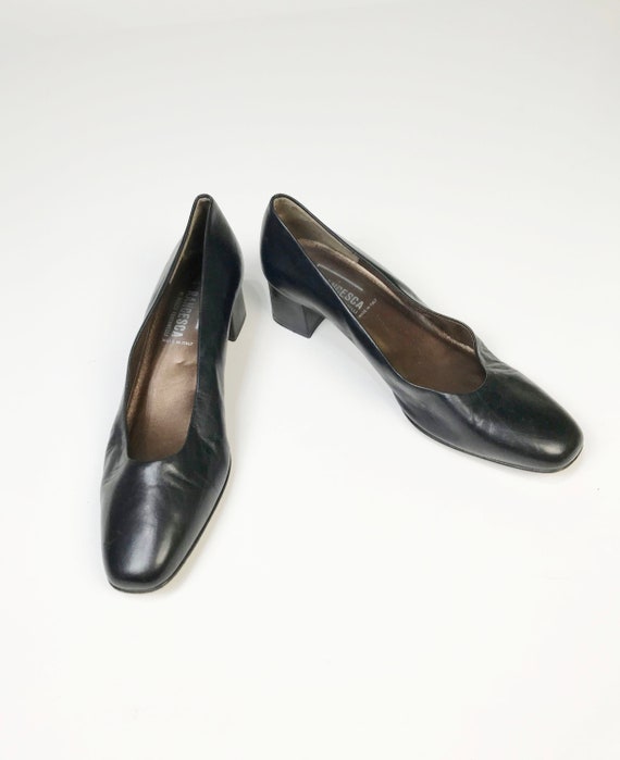 Vtg 90s MINIMAL Black LEATHER Low Heel Shoes! 10 - image 3