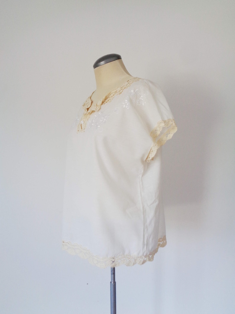 Medium Vtg 70s White and Beige CROCHET /& EMBROIDERED Blouse