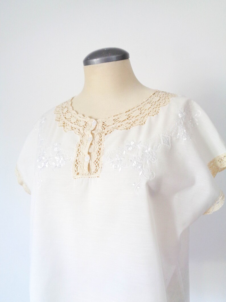 Medium Vtg 70s White and Beige CROCHET /& EMBROIDERED Blouse