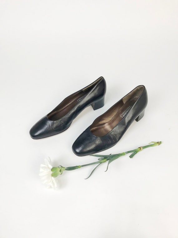 Vtg 90s MINIMAL Black LEATHER Low Heel Shoes! 10 - image 1