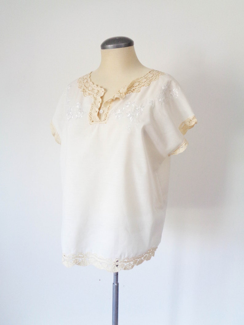 Medium Vtg 70s White and Beige CROCHET /& EMBROIDERED Blouse