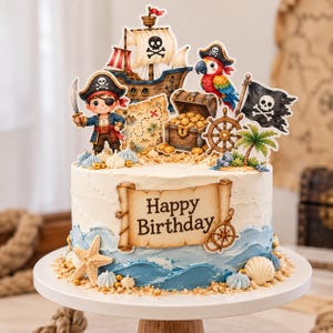 Puede incluir: Un pastel redondo con glaseado blanco y ondas azules en la base. Las decoraciones incluyen un barco pirata, un cofre del tesoro, un loro, un pirata, un mapa y una bandera negra. Un cartel en forma de pergamino dice Happy Birthday.