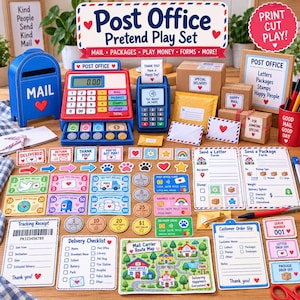 Puede incluir: Un set de juego de oficina de correos que incluye un buzón azul, una caja registradora roja, un lector de tarjetas azul, paquetes de cartón, sobres, dinero de juguete, monedas, formularios y un mapa de ruta para el cartero.
