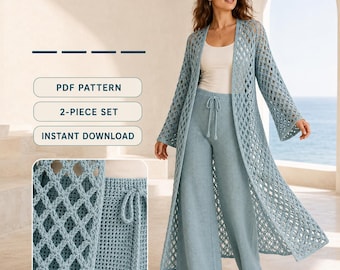Op de afbeelding: Een lichtblauwe tweedelige set bestaande uit een lang, open vest met een ruitvormig haakpatroon en een bijpassende broek met wijde pijpen en een trekkoord. De afbeelding bevat de tekst PDF PATTERN, 2-PIECE SET, INSTANT DOWNLOAD.