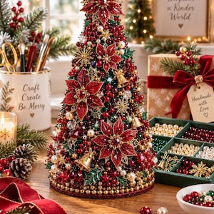 Peut inclure: Une décoration de sapin de Noël conique ornée de fleurs de poinsettia rouges scintillantes, de clochettes dorées et d'un arrangement dense de perles rouges, vertes et crème. L'arbre présente des flocons dorés et une base bordée de perles dorées.