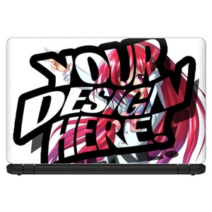 Op de afbeelding: Een witte laptop met een zwart ontwerp dat "YOUR DESIGN HERE!" in vetgedrukte zwarte letters zegt. Het ontwerp toont een anime-meisje met lang rood haar.