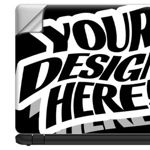 Op de afbeelding: Een zwarte laptop met een witte sticker waarop in vetgedrukte witte letters "YOUR DESIGN HERE!" staat.