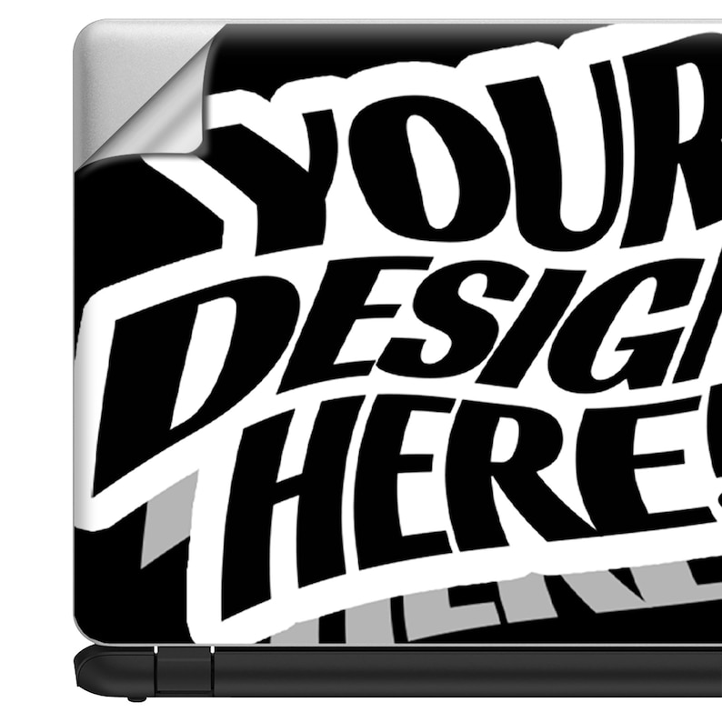 Op de afbeelding: Een zwarte laptop met een witte sticker waarop in vetgedrukte witte letters "YOUR DESIGN HERE!" staat.