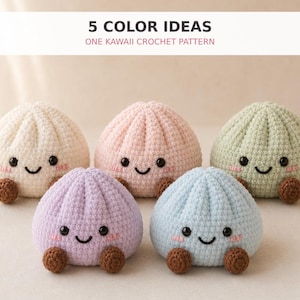 Peut inclure: Cinq peluches crochetées rondes de couleur crème, rose, vert clair, lavande et bleu clair, chacune avec deux petits pieds marron, des yeux noirs et un sourire brodé. Le texte en haut indique 5 COLOR IDEAS ONE KAWAII CROCHET PATTERN.