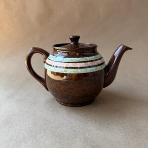 Vintage Sadler Brown Betty Tekanna, ca 1940, Rosa & Mintrandig Rockingham Glasyr