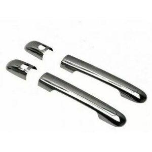 Peut inclure: Un ensemble de deux poignées de porte de véhicule au fini chromé et deux caches de serrure assortis. Ces accessoires extérieurs automobiles présentent une surface métallique lisse et réfléchissante avec un design incurvé et allongé.