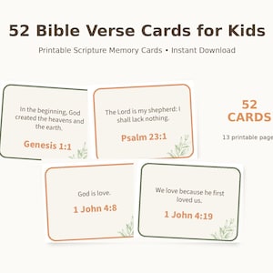 Può includere: Un set di 52 carte con versetti biblici per bambini, composto da schede di memoria delle scritture stampabili su 13 pagine. Le carte mostrano testi come Genesi 1:1, Salmo 23:1, 1 Giovanni 4:8 e 1 Giovanni 4:19 con bordi verdi o arancioni e illustrazioni di foglie.
