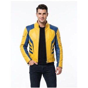 Könnte beinhalten: Eine gelb-blaue Lederjacke mit Stehkragen, durchgehendem Frontreißverschluss und strukturierten Einsätzen an Schultern und Seiten. Die Jacke wird über einem schlichten schwarzen Hemd und einer dunkelblauen Jeans getragen.