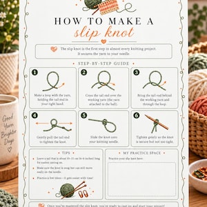 Pu&ograve; includere: Un poster didattico bianco intitolato How to Make a Slip Knot, con sei illustrazioni numerate che mostrano i passaggi per creare un nodo scorsoio con filato verde. Include uno spazio per esercitarsi, suggerimenti e testo sul lavoro a maglia.