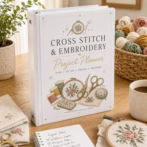 Może przedstawiać: Biały segregator z trzema ringami zatytułowany Cross Stitch & Embroidery Project Planner. Okładka zawiera ilustracje tamborków, nożyczek, szpulek nici i poduszeczki na igły oraz tekst Plan, Stitch, Create, Treasure i Every Stitch Tells a Story.