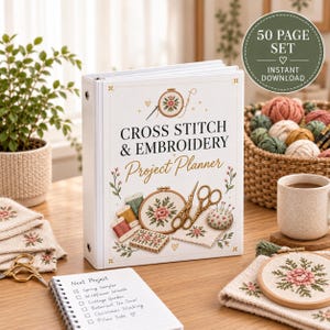 Può includere: Un raccoglitore a tre anelli bianco intitolato Cross Stitch & Embroidery Project Planner con illustrazioni di telai da ricamo, forbici e fili. La copertina presenta motivi floreali e il testo 50 PAGE SET INSTANT DOWNLOAD in un cerchio.