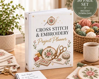 Può includere: Un raccoglitore a tre anelli bianco intitolato Cross Stitch & Embroidery Project Planner con illustrazioni di telai da ricamo, forbici e fili. La copertina presenta motivi floreali e il testo 50 PAGE SET INSTANT DOWNLOAD in un cerchio.