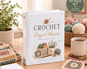 Può includere: Un raccoglitore bianco a tre anelli intitolato Crochet Project Planner con illustrazioni di gomitoli di lana, uncinetti e una piastrella granny. Il testo in copertina recita Crochet Project Planner, Plan It Make It Love It e A Happier Maker Is A Happier You.