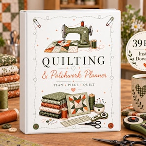 Op de afbeelding: Een witte map met de titel Quilting & Patchwork Planner met illustraties van een naaimachine, stapels stof en naaigerei. De omslag bevat de tekst 39 Pages Instant Download, Plan, Piece, Quilt en Good Things Are Made Here.