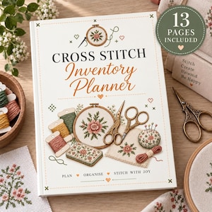 Op de afbeelding: Een wit Cross Stitch Inventory Planner boek met 13 pagina's inbegrepen. De kaft bevat illustraties van borduurringen, garenklosjes, scharen en een speldenkussen met bloemmotieven. De tekst luidt Cross Stitch Inventory Planner.