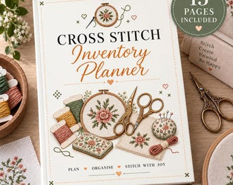 Può includere: Un libro bianco Cross Stitch Inventory Planner con 13 pagine incluse. La copertina presenta illustrazioni di telai da ricamo, rocchetti di filo, forbici e un puntaspilli con motivi floreali. Il testo recita Cross Stitch Inventory Planner.