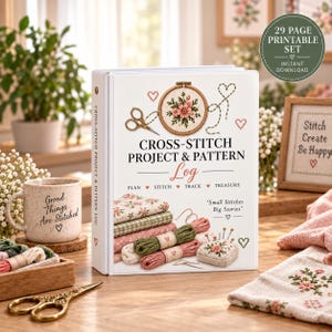 Może przedstawiać: Biały segregator z tytułem Cross-Stitch Project & Pattern Log, przedstawiający kwiatowy tamborek, nożyczki, szpulki nici i poduszkę na igły na okładce. Tekst głosi Plan, Stitch, Track, Treasure oraz Small Stitches Big Stories.