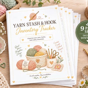 Puede incluir: Un conjunto de 9 páginas Yarn Stash & Hook Inventory Tracker con ilustraciones de ovillos de lana, ganchillos y una cesta. La portada incluye el texto Yarn Stash & Hook Inventory Tracker, Good Yarn Brighter Days, Crochet Create Collect Repeat y Small supplies. Big possibilities.