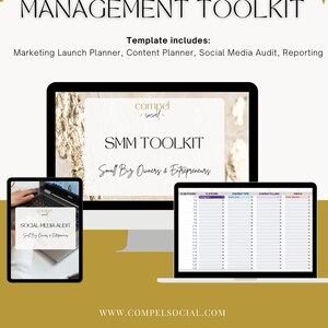 Könnte beinhalten: Ein Computerbildschirm zeigt ein Social-Media-Management-Toolkit für Kleinunternehmer und Unternehmer. Das Toolkit umfasst einen Marketing-Launch-Planer, einen Content-Planer, ein Social-Media-Audit und Reporting. Der Bildschirm befindet sich auf einem goldenen Hintergrund mit einer Website-Adresse am unteren Rand.