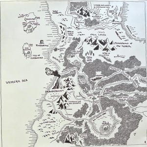 Puede incluir: Mapa de fantasía dibujado a mano con ilustraciones detalladas de montañas, bosques, ríos e islas. El mapa incluye nombres de lugares como "Western Sea", "Open Lands" y "Mossflower Woods". El estilo recuerda a las historias de aventuras clásicas.